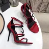 2021 Lüks Tasarımcı Stil Sandalet Patent Deri 10.5 cm Thrill Topuklu Kadın Benzersiz Metal Harfler Elbise Düğün Ayakkabı Seksi Rhinestone Ayak Bileği Kayışı Marka Ayakkabı 35-41