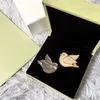 2021Exquisite Mode Einfache Friedenstaube Taube Strickjacke Kleeblatt Pins Brosche V-Stil für FrauenMädchen Valentinstag Muttertag Verlobung Schmuck Geschenk (mit Box)
