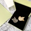 2021 Prachtige Mode Duif Vest Klavertje Vier Pins Broche Persoonlijkheid Kleur Shell Agaat voor Vrouwen Meisjes Valentijnsdag Moederdag Verloving Sieraden Gift