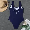 ソリッドカラーレディース水着オープンバックストラップワンピースボディスーツ水泳服のビーチスーツと金属製のバックルパンツの傾向