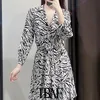 Kvinnor Chic Mode med knut Animal Print Mini Dress Vintage V Neck Tre Kvartär Ärm Kvinna Klänningar Mujer 210507