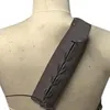 Задняя поддержка средневековая ретро -ретро -оболочка на плече на плече