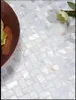 Piastrelle da cucina in mosaico di conchiglie di perle super bianche naturali a spina di pesce disposizione per pareti di fondo del bagno Piastrelle