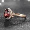 Moda europea y americana Anillo de diamante de rubí europeo y americano de gama alta Chapado en oro rosa de 18 quilates Amor entretejido Cristal rojo Propuesta Rin