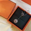 Collier de créateur classique Colliers élégants Colliers Gift For Mens Woman Jewelry Coin Pendant High Quality With Box Luxury Shell 7982554