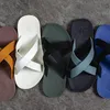 Maden Wear Latex Tofflor Svarta Mjuka Flip Flops X Stripes Casual Sommar Man Chaussures Slides Sandaler