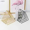 Nordisk Minimalistisk Triangle Iron Art Bookshelf Creative Office Desktop Boka Magazine Storage Sprapa Rack 210414