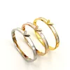 2021 Kvinnor armband gulddesigner smycken V Bangle rostfritt stål Vitt skal enkel charm bröllopsengagemang brud presentkvinnor armband armband