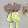 夏の韓国風の赤ちゃん男の子と女の子対照的な糸衣装半袖Tシャツショートパンツ2ピースセット210708