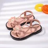 Sandálias sandálias sandálias meninas infantis sandálias princesas doces florestas sapatos de praia de verão novo macio doce floral com pérola 26-36