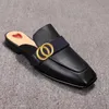 Hommes d'été Pantoufles de plage classiques Designer Lazy Flat Baotou Tongs 100% cuir dame Diapositives Daim lettre femmes chaussures peau de vache Métal hommes Sandales Grande taille 35-40-46