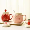 Tasse à café en céramique à la fraise mignonne de style japonais avec couvercle et cuillère Creative Porcelaine Petit déjeuner Lait Avoine Tasse Drinkware 210804