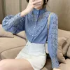 Frühling Koreanischen Stil Häkeln Hohle Spitze Nähte Bluse Frauen Sexy Puff Sleeve Stehkragen Bodenbildung Dünnes Hemd 12731 210521