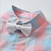 紳士スタイルの赤ちゃん男の子服セット夏の子供半袖チェック柄シャツBowtie +サスペンダーショーツ2個セット子供のスーツの男の子衣装1-7歳