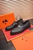 2021 Soft Leather Mens Designer Loafers Dress Shoe Party Business Metal Buckle Slip-On Stone Mönster Man Round Toes Bröllop Skor High Quali