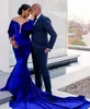 2022 Sexy arabisches Königsblau-Samt-Abschlussballkleid, tiefer V-Ausschnitt, Illusion, lange Ärmel, Meerjungfrau-Partykleid, Abendkleider, Kapellenzug, Übergröße
