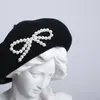 Berretti Delfino Lusso Donna Lana fine Stile britannico Giapponese Perla selvatica Bowknot Nero Artista Berretto invernale Pittore Beanie Hats5538252