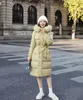 Piumino bianco da donna invernale moda casual nella tendenza di lunghi cappotti caldi