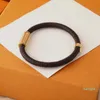 Europa América Moda Estilo Homens Senhora Mulheres Rodada Impressão Flor Design Gravado V Carta Metal Hardware Confidencial Couro Bracel4201614