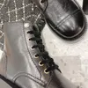 Moda-High End Personalizzato Stivali da donna Autunno Inverno Fibbia perla Autunno Pizzo Up Velfskin Tacco basso Retro Colore nero Colore Nero Matching Tweed