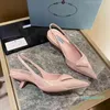 2021 Kvinnor Sandaler Designer Slides Low Heels Sandal Svart Vit Primula Womens Fashion Slippers Gummi Shell Sole