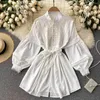 Primavera otoño mujeres gasa blanca mini encaje crochet hendidura plisada con cinturón vintage vestido de fiesta corto 210415