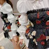 Sens du design chemise rétro tube de fleurs brodé haut chemisier d'été deux pièces tempérament de style Hong Kong costume féminin 210401