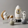 Heminredning astronaut figurer spaceman med månskulptur dekorativa miniatyrer kosmonaut statyer gåva till man pojkvän 210607