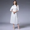 Comelsexy Spring 2ピースセットホワイト女性刺繍花シャツブラウススーツ+ハイウエストビッグスイングミディスカートスカートスーツ210515