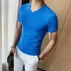 夏のTシャツの男性半袖VネックスリムフィットカジュアルTシャツソリッドカラーストリートウェアトップスティー通気性快適な210527