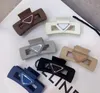 Designer Donna Morsetti Triangolo Ragazze Artigli di plastica Fermagli per capelli Copricapo Lettera di grandi dimensioni Colori caramelle Forcina Granchio Barrette Ornamento di moda Accessori per forcine