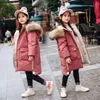 다운 코트 2021 소녀 의류 겨울 따뜻한 후드 자켓 코튼 패딩 된 긴 옷 어린이 두꺼운 파카 오버 코트 가짜 모피 4-14 Y