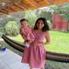 Vårfamiljen matchande kläder 5st sätter mor fader dotter son baby rosa klänning bodysuit plädskjorta e2045 210610