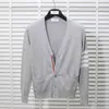 TB Thom V-Neck 4-Bar Milano Stitch Cardigan Sweater Mens Slim Fit Koreansk stil par Custom grossist
