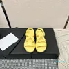 sandálias de design de verão chinelos de moda espessa fundo grosseiro corrediças de borracha plataforma alfabeto senhora de couro brilhante