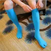 chaussettes hautes athlétiques de la cuisse