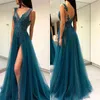 Abiti da ballo blu pavone con scollo a V Appliqued perline di perline Backless Sexy Split formale Abiti da cocktail lunghi da festa senza maniche 2022