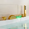 Altın cilalı LED ışık şelale spout küvet musluk 3 tutamak mikser musluk banyo duş setleri 7024906