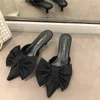 2021 Spring Pointed Toe Stiletto Heel Kitten Heels Bow Heel-Free Tofflor för kvinnor HWS323