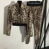 Sexy Leopard Письмо Печатные трексуиты Йога Спортивный костюм Стенд Воротник Длинный рукав Короткие Колготки Топ с бюстгальтером Упругие тонкие тренировки Леггинсы