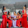2022 Sexy afrikanisches rotes schulterfreies Brautjungfernkleid mit Schärpe, seitlich geteilt, Meerjungfrau, Kristallperlen, langes Trauzeugin-Abschlussballkleid, Reißverschluss hinten, Hochzeits-Party-Brautkleider