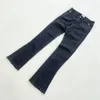 jeans con cravatta nera