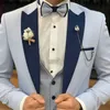 Ljusblå bröllop tuxedo för brudgummen smal passform 3 stycke formella män kostymer med marinblå byxor toppade lapel anpassade manliga mode x0909
