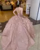 2021 Blush Pink Sparkly Paillettes Abito da ballo Abiti Quinceanera Abiti da sposa Illusion Corsetto con lacci Maniche lunghe Dolce 16 Abito con fiori vestidos de xv a￱os anos