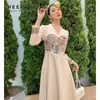 Vintage V-Ausschnitt Langarm Tunika Kleid Frauen Blumen Rüschen Spitze A-Linie Damen Midi Elegante europäische Kleidung 210427