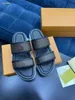 Män Sommar Slippers Slide Bom Dia Flat Mule 1A3R5m Cool utan problem Snygga Slides 2 band med justerade guldspännen Sandaler Logo Box