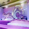 結婚式の鉄の列の配置の供給の装飾ウェディングアイアンアーチ背景のパーティーシルクローズハイドガナの牡丹の花の立場