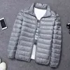 Winterjacke Mann Ultraleichte Daunenjacken Männer Wintermantel Ultraleichte tragbare Stehkragen Daunenparkas Winddichter Mantel 6XL G1108