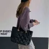 2022 Fabbrica all'ingrosso Autunno e inverno Borsa a tracolla in nylon coreano moda Moda Rhombic Lattice Catena Temperamento Portatile Diagonal Bag Donne W820