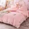 Bedding Sets Princess Style Lace Edge Sweet Home Settle Fillow Candes Tampa de edredão de quatro peças Flores de bordados m42